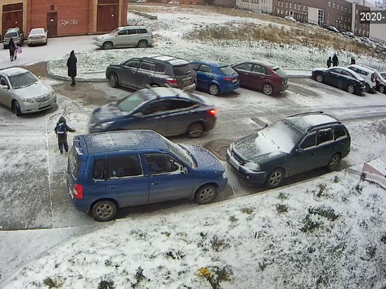 В больнице с травмами: в Новосибирске иномарка сбила ребенка во дворе