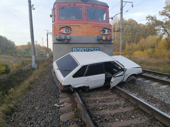 В Рязанской области грузовой поезд протаранил «девятку»