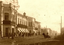 До революции здание принадлежало купцу Морозову, здесь располагался крупнейший магазин в Барнауле