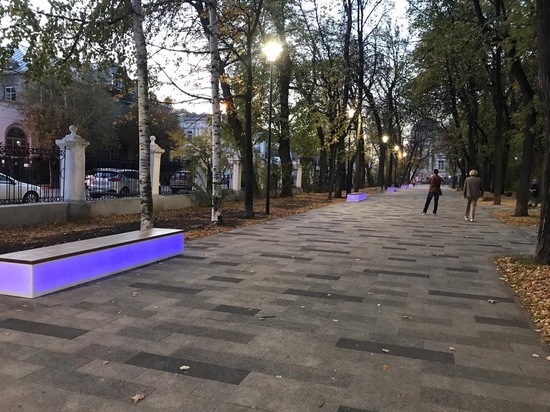 В Рязани в «Наташкином парке» включили лавочки с подсветкой
