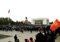 Президент Киргизии Сооронбай Жээнбеков объявил о введении режима чрезвычайного положения в Бишкеке с 20:00 в связи с массовыми беспорядками