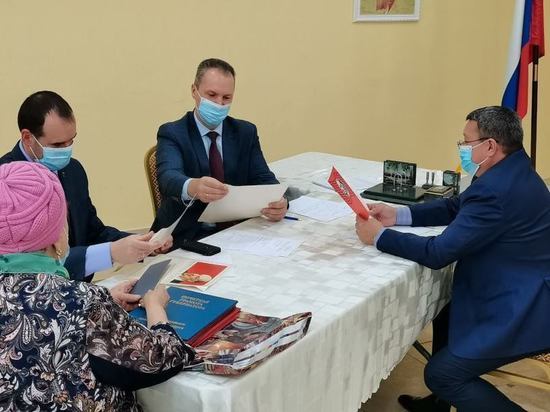 Депутаты Заксобрания Ямала встречаются с населением и помогают пенсионерам