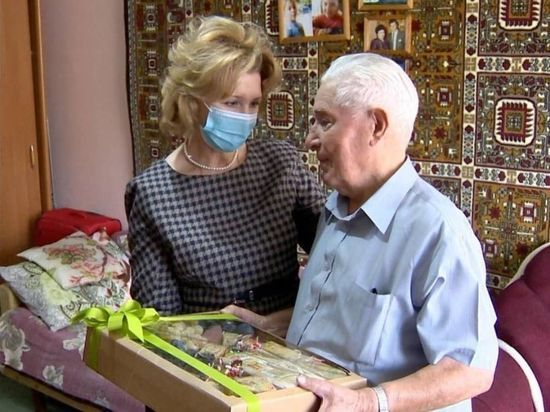 Надежда Гудкова лично поздравила ветерана из Ноябрьска с Днем пожилого человека