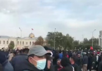 В Бишкеке сторонники Жапарова, который назначил себя премьером, обстреляли машину президента Киргизии Атамбаева и экс-премьера Бабанова