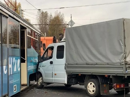 В Ярославле опять протаранили трамвай
