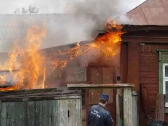 В селе Усть-Камышта сгорела веранда нежилого дома