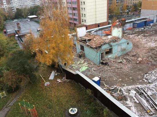 На детскую площадку в Новосибирске упали куски стен сносимого здания