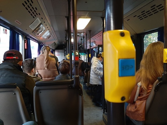 В Саратове водители транспорта и пассажиры защитные маски носят в карманах