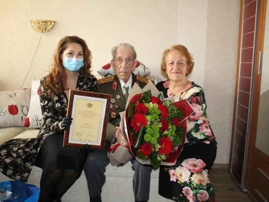 Рокотянская поздравила рязанского ветерана со 100-летием