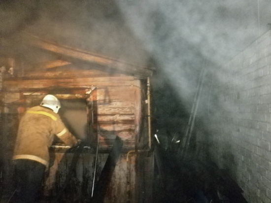 Ночью в Ивановской области горели автомобиль и большой дом
