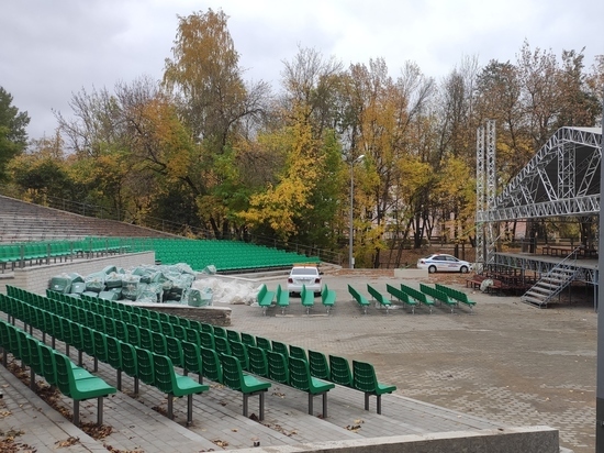 Установка кресел началась в Зелёном театре Пскова