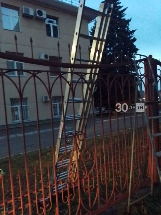 В Татарстане спасателям пришлось снимать с забора парня