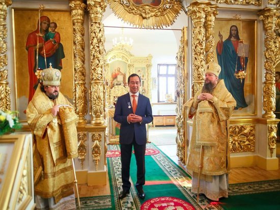 Глава Якутии поучаствовал в Божественной литургии к 150-летию Якутской епархии