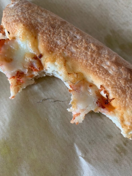 Жительница Ноябрьска едва не съела пиццу с проволокой из «Крутини»