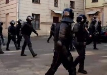 Во время воскресных акций протеста в Минске и других городах Белоруссии силовики задержали свыше 300 человек, сообщили правозащитники