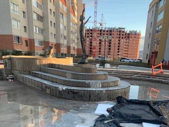 Власти опровергли слова о ремонте фонтана заплатками в Октябрьском