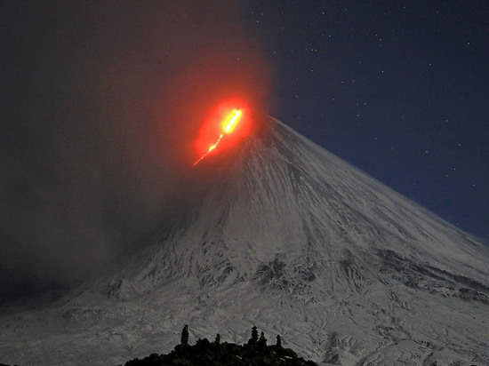 Ключевской вулкан на Камчатке заливает свои склоны лавой