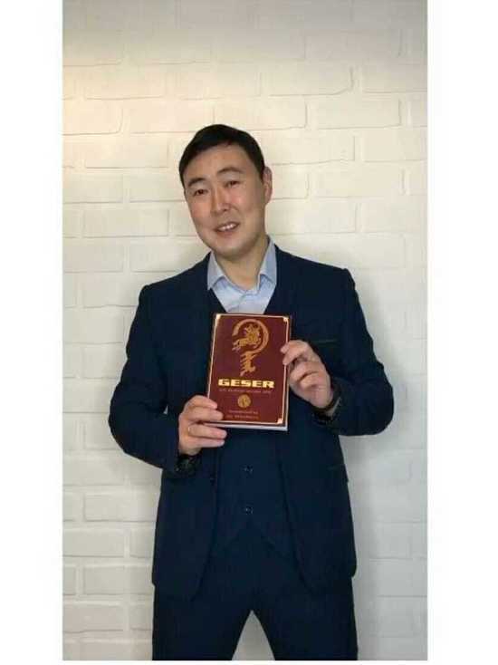 Преподаватель в Улан-Удэ в одиночку перевела бурятский героический эпос «Гэсэр» на английский язык