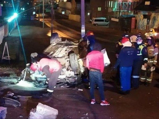 Водитель в Ижевске врезался в бетонное ограждение и перевернулся