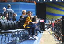 Фото полупустой скамейки запасных подмосковного клуба «Химки» во время домашнего матча Евролиги против литовского «Жальгириса» - как наглядная иллюстрация нынешнего баскетбольного сезона