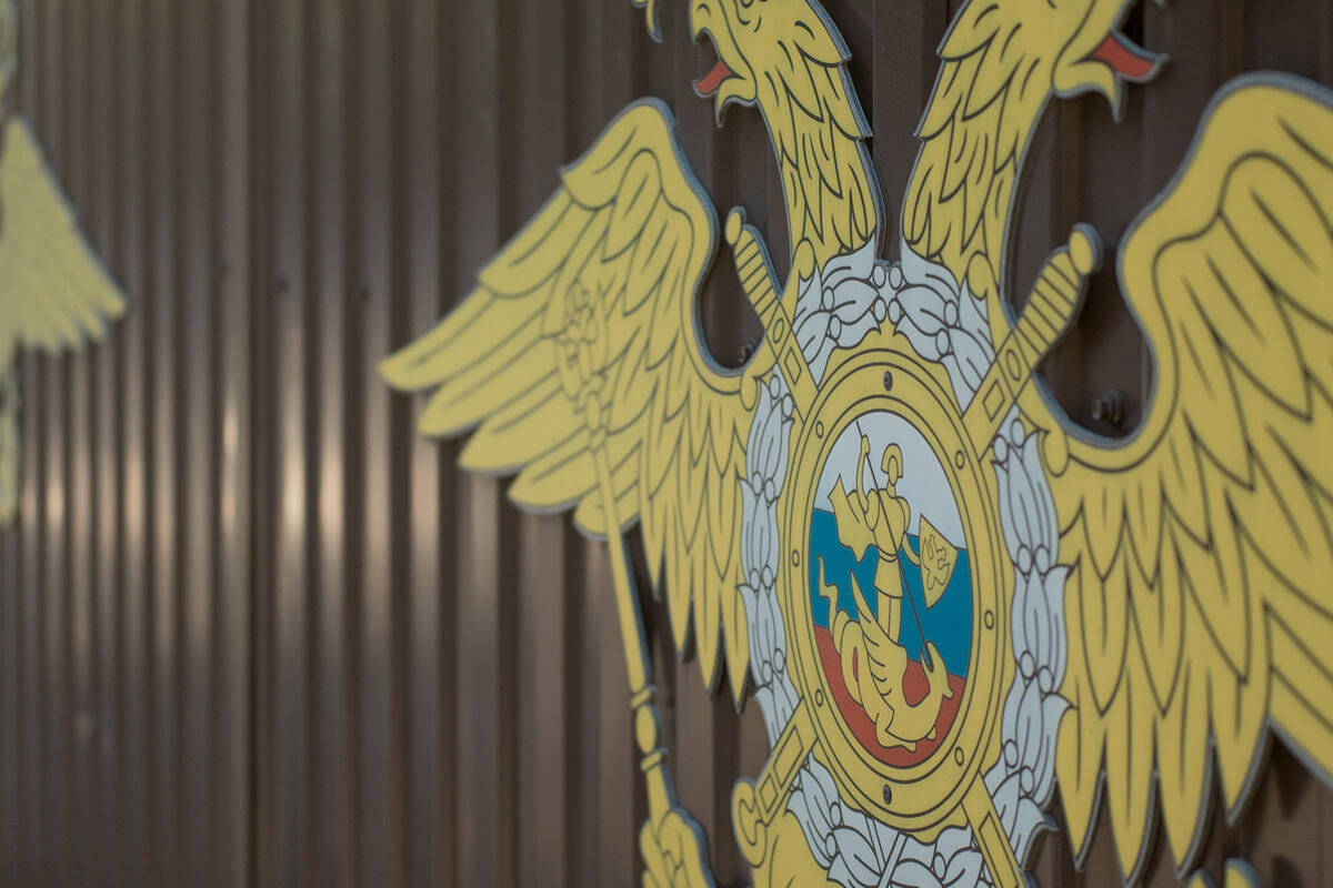 Полицейский московского метро дал оплеуху оскорбившему его задержанному: будет уволен