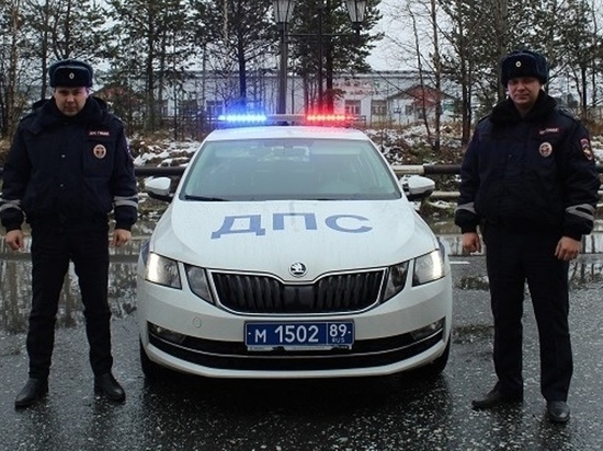 Инспекторы ДПС помогли жителю Ноябрьска отремонтировать авто на трассе