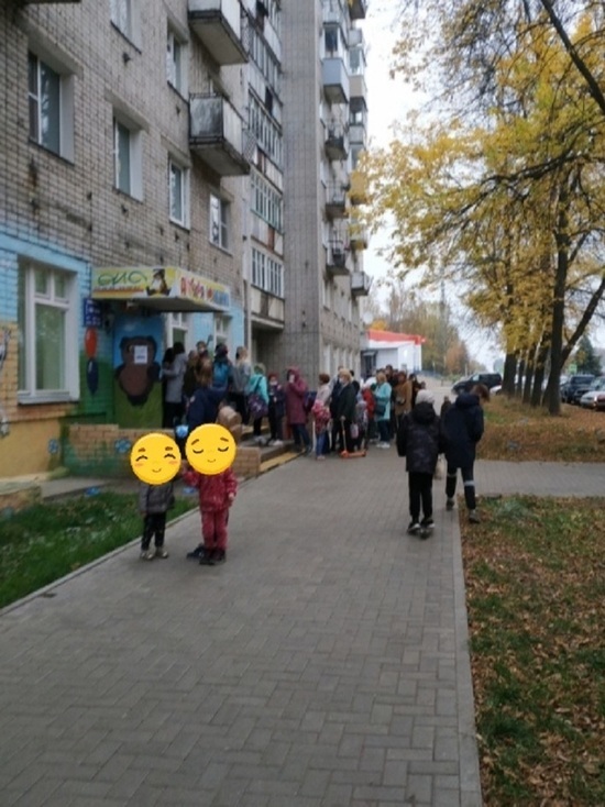 В детские поликлиники Ярославля выстроились огромные очереди