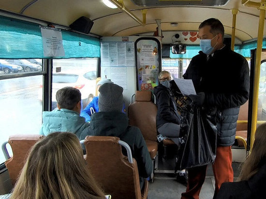 Пассажиров кировских автобусов проверили на наличие масок