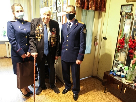 Сотрудники Тверского Следственного комитета поздравили ветерана Николая Карпова