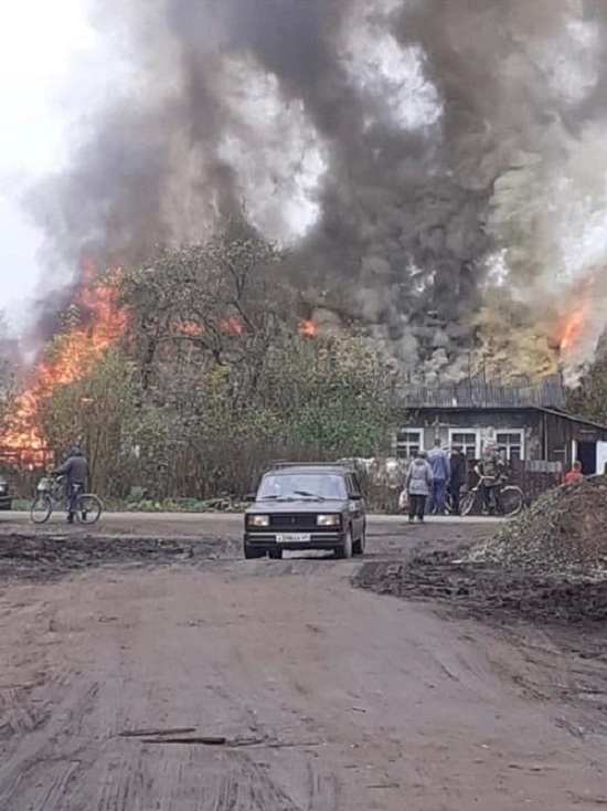 В Тверской области сотрудники исправительной колонии тушат пожар