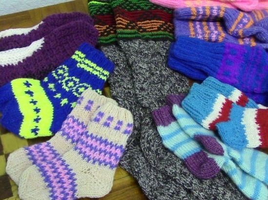 Алтайские заключенные связали носки для детей-сирот