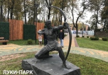 В обновлённом парке культуры и отдыха в Великих Луках появилась новая скульптура