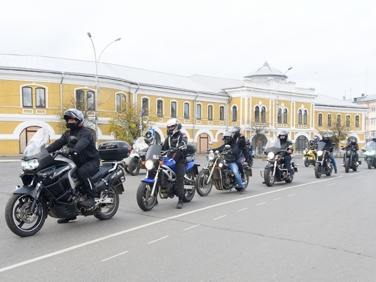 Колонну мотоциклистов возглавил мэр Вологды Сергей Воропанов