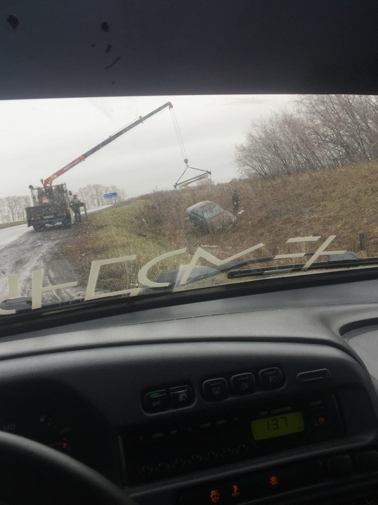  Легковушка в Кузбассе вылетела с дороги на повороте