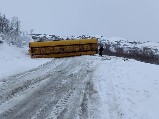 На колымской трассе перевернулся грузовик с дизтопливом: произошел розлив