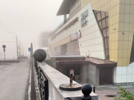 Гранитный шар сбросили с моста в Барнауле