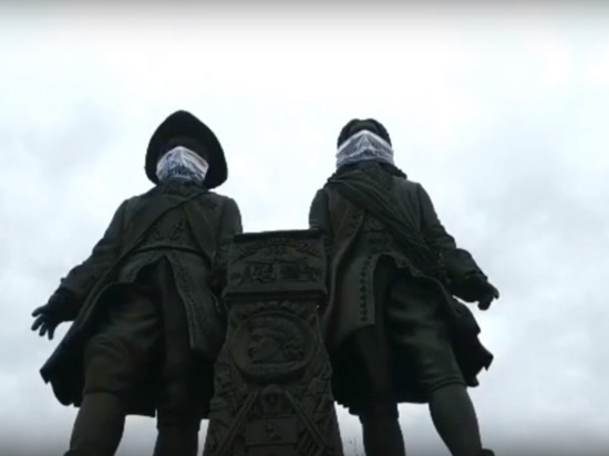 В Екатеринбурге на памятники Ленину, Свердлову и де Геннину надели маски