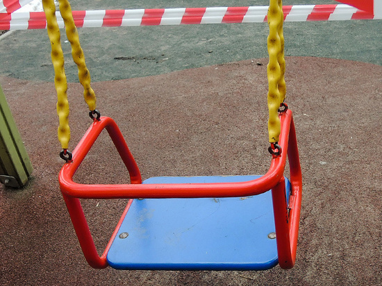Четырехлетняя девочка-инвалид пострадала после обрыва качелей на детской площадке