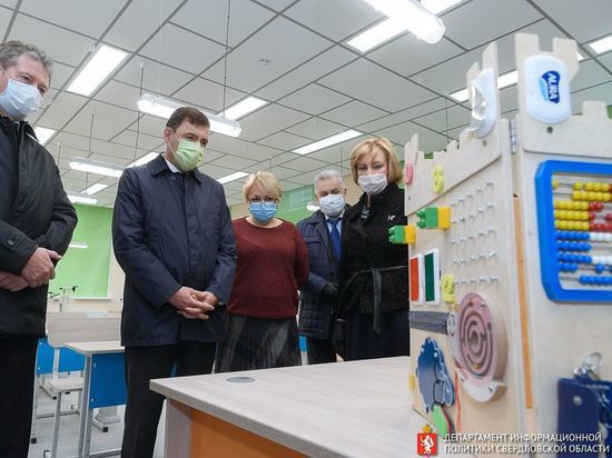 Куйвашев и Козицын осмотрели школу в Верхней Пышме с лифтом, скалодромом и шахматным клубом
