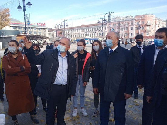 Радаев вместе с саратовцами прогулялся по площади Кирова сразу после ремонта