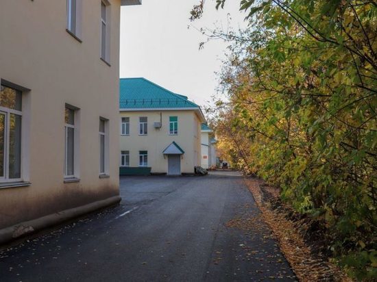 В глазовском больничном городке отремонтировали дороги