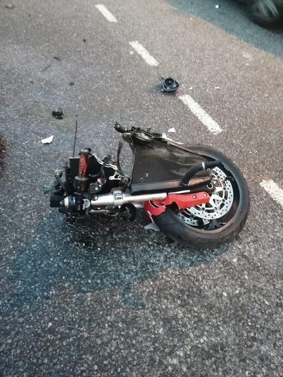 Автомобилист не пропустил мотоциклиста у гостиничного комплекса в Тверской области