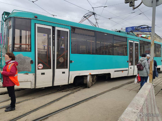 “Завалился набок”: сошедший с рельсов трамвай парализовал движение в центре Кемерова