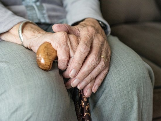 На трассе под Кемеровом водитель помог потерявшей память пенсионерке