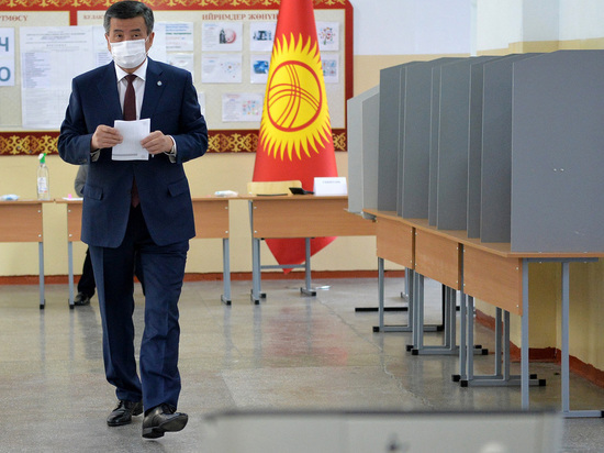 Президент Кыргызстана Жээнбеков ушел в отставку, митингующим этого мало