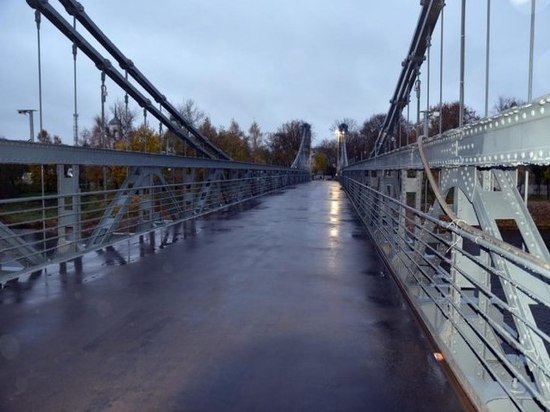 В Острове завершают ремонт уникальных цепных мостов