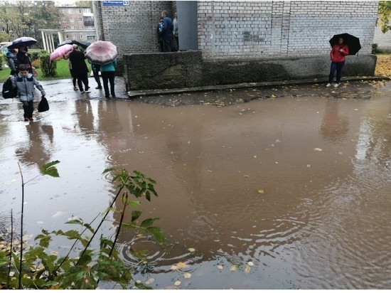 Мама псковского школьника: Не можем забрать детей во время дождей
