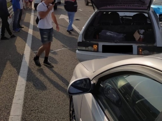 В Сочи массовая авария на трассе парализовала движение к границе
