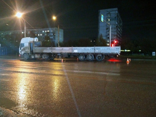 В Новосибирске водитель грузовика сбил двух взрослых и ребенка