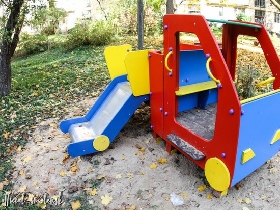 В одном из районов Смоленска отремонтировали детские игровые площадки